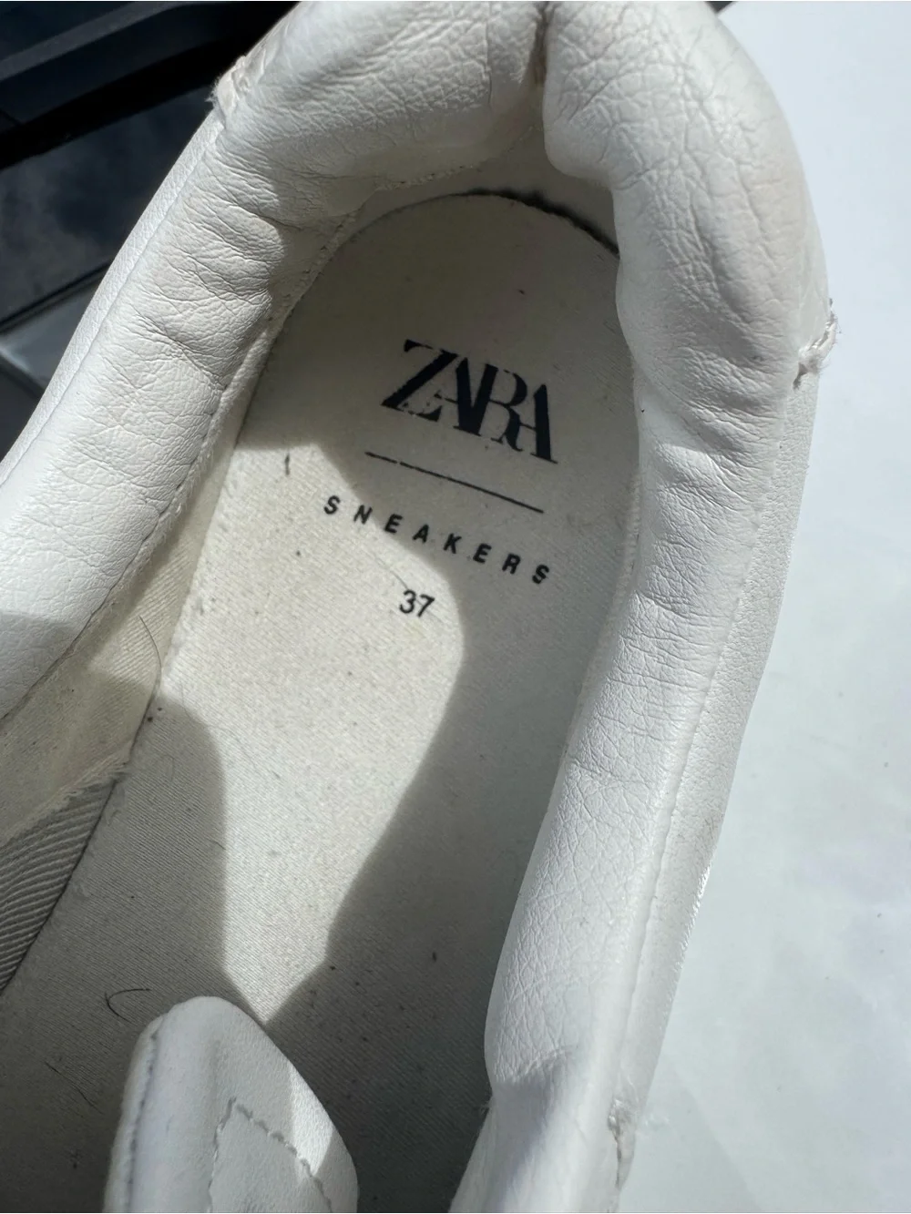 ZARA Monochrome lace-up sneakers. Smooth upper. Chunky sole.